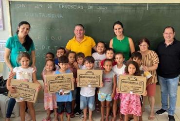 Comunidade de Itaporanga comemora entrega de kits escolares 