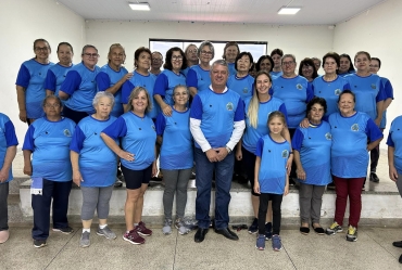 Prefeitura entrega uniformes para o projeto “Nunca é Tarde para se Movimentar” em Timburi
