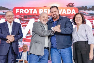 Jô Silvestre, prefeito de Avaré, participa da cerimônia de  entrega das novas ambulâncias do Samu com o presidente Lula