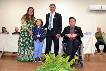 Projeto Aluno Bom de Nota entrega medalhas em Fartura