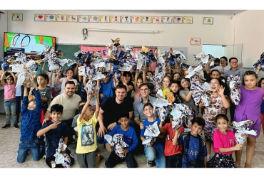Alunos da Mitsuo Matsura recebem ovos de páscoa em Coronel Macedo 