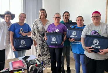 Fartura entrega novos uniformes para profissionais da linha de frente 