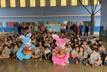 Páscoa nas escolas municipais de Taguaí: alegria, surpresa e muito carinho na entrega dos ovos para os alunos