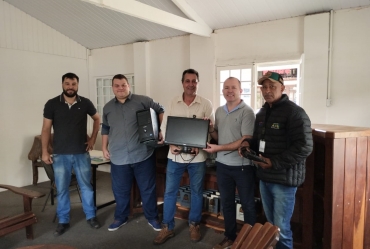 Secretaria de Indústria e Comércio de Avaré doa computador para a Agricultura 