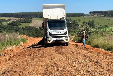 Prefeito Douglas Benini segue recuperando estradas em Itaporanga 