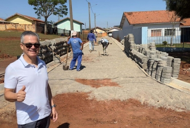 Obras de pavimentação com lajotas são realizadas em Sarutaiá 