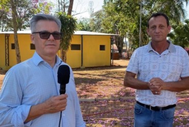 Isnar e o vice Sérgio acompanham as obras na Praça em Sarutaiá 