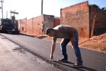 Prefeito Douglas Benini vistoria recape do Bairro Rio Verde 