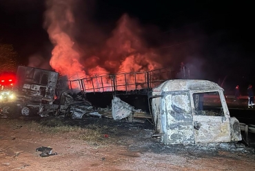 Grave acidente na SP-270 entre duas carretas Scania resulta em explosão e morte