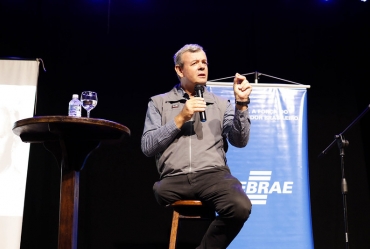 Palestra do Sebrae-SP com Lars Grael atrai mais de 250 pessoas em Piraju e destaca resiliência e liderança