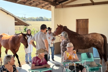 Assistidos do Centro Dia do Idoso de Avaré visitam Hospital Veterinário da UniFSP