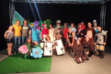 Público de Timburi prestigia o teatro as aventuras de Alice no Centro de Convenções 