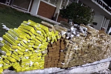 Polícia apreende quase 600 kg de maconha escondidos em carro e prende suspeitos