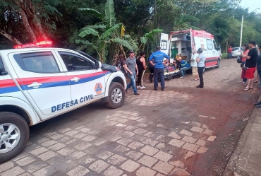 Motorista perde controle de veículo e é resgatado após queda no ribeirão do Lajeado em Taquarituba