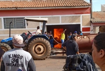 Galpão utilizado como depósito de confecção pega fogo em Taguaí