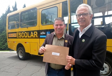 Douglas Benini conquista ônibus para transporte escolar de Itaporanga 