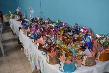 Integrantes do Criança Feliz recebem ovos de Páscoa 