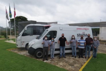 Micro-ônibus e ambulância para transporte de pacientes são entregues à população