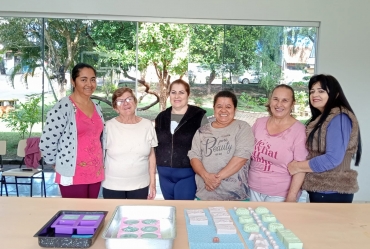 Curso de confecção de sabonetes promove  aprendizado e incentivo à geração de renda em Tejupá