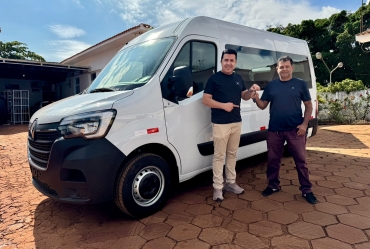 Prefeitura de Timburi entrega van para transporte na saúde