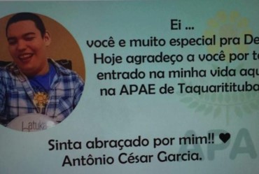 Aluno da Apae de Taquarituba homenageia professores e profissionais da entidade Aluno da Apae de Taquarituba homenageia professores e profissionais da entidade 