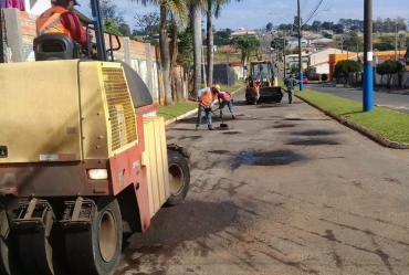 Prefeitura realiza operação tapa-buracos na Avenida Santa Cruz 
