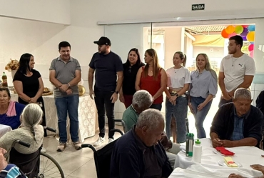 Prefeitura e Legislativo prestigiam evento do Idoso no asilo de Timburi