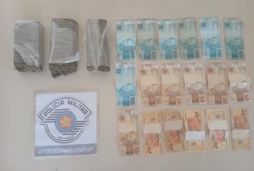Polícia Militar prende homem com três 