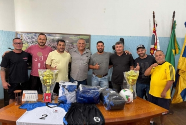 Prefeitura de Sarutaiá entrega kit esportivo para coordenadoria de esportes e da educação 