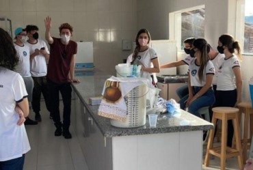 Alunos do colégio Cefar aprendem a fazer queijo frescal em aula prática
