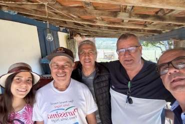 Zé da Costa e Marcão visitam bairros durante campanha