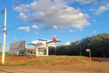 Loteamento Jardim Aeroporto em Fartura ganha avião na entrada em homenagem ao Comandante José Rodolfo Rocha