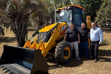 Itaporanga recebe retroescavadeira do Governo do Estado para reforçar infraestrutura rural