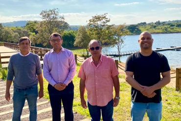 Prefeito de Fartura visita obras na Avenida das Rosas, Camping Municipal