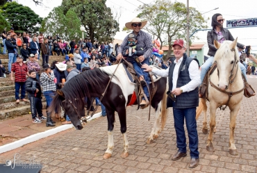 Cavalgada da Fespinga reúne milhares de pessoas em Timburi