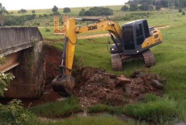 Éder Miano investe em melhorias  nas estradas rurais de Taquarituba