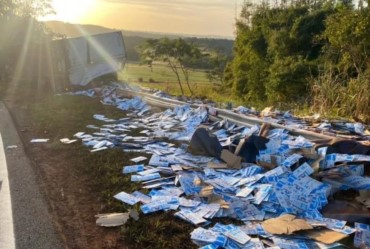 Caminhão tomba e espalha carga de leite às margens de rodovia em Piraju