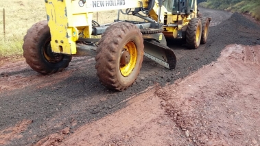 Prefeitura promove manutenção em estrada no Bairro Andrade e Silva