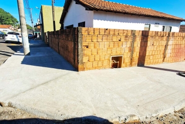 Moradores realizam adequação de calçadas e contribuem para mobilidade urbana em Taguaí