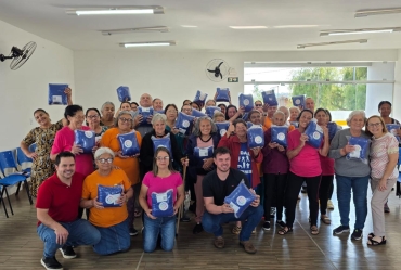 Prefeitura de Coronel Macedo realiza entrega de cobertores ao grupo de idosos do CCI