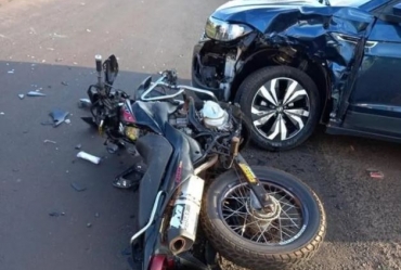 Casal fica ferido ao ter motocicleta atingida por veículo na SP-255, em Avaré