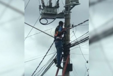 Eletricista é socorrido com as costas em chamas após sofrer descarga elétrica em manutenção de fios