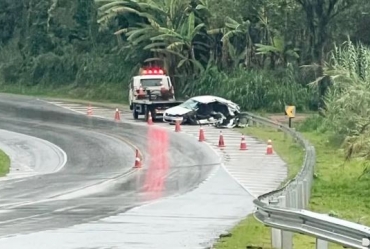 Acidente entre carro e caminhão deixa feridos; caminhoneiro fugiu sem prestar socorro