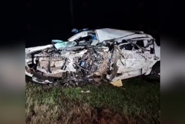 Motorista morre e caminhonete fica destruída em batida contra carreta em rodovia de Paranapanema