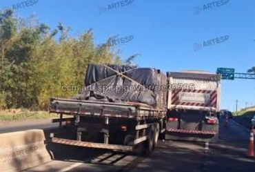 Acidente entre duas carretas interdita a Rodovia Raposo Tavares em Ourinhos
