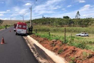 Carro capota e deixa cinco feridos em estrada vicinal