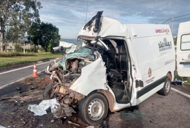 Três pessoas morrem após ambulância bater na traseira de caminhão em rodovia no interior de SP