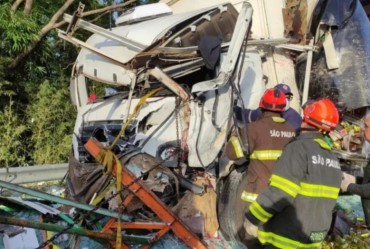 Raposo Tavares interditada: motorista é socorrido com ferimentos graves em acidente com dois caminhões