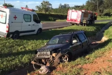 Idoso morre após colidir carro e ser arremessado para fora do veículo em Paranapanema