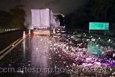 Acidente entre caminhão e carreta deixa vítima ferida e fecha rodovia de Itaí